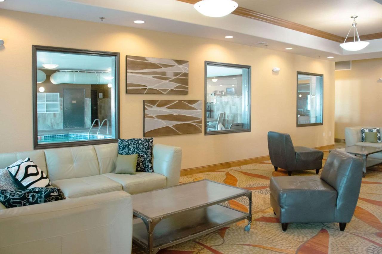 Grand Forks Lodge And Suites Екстер'єр фото