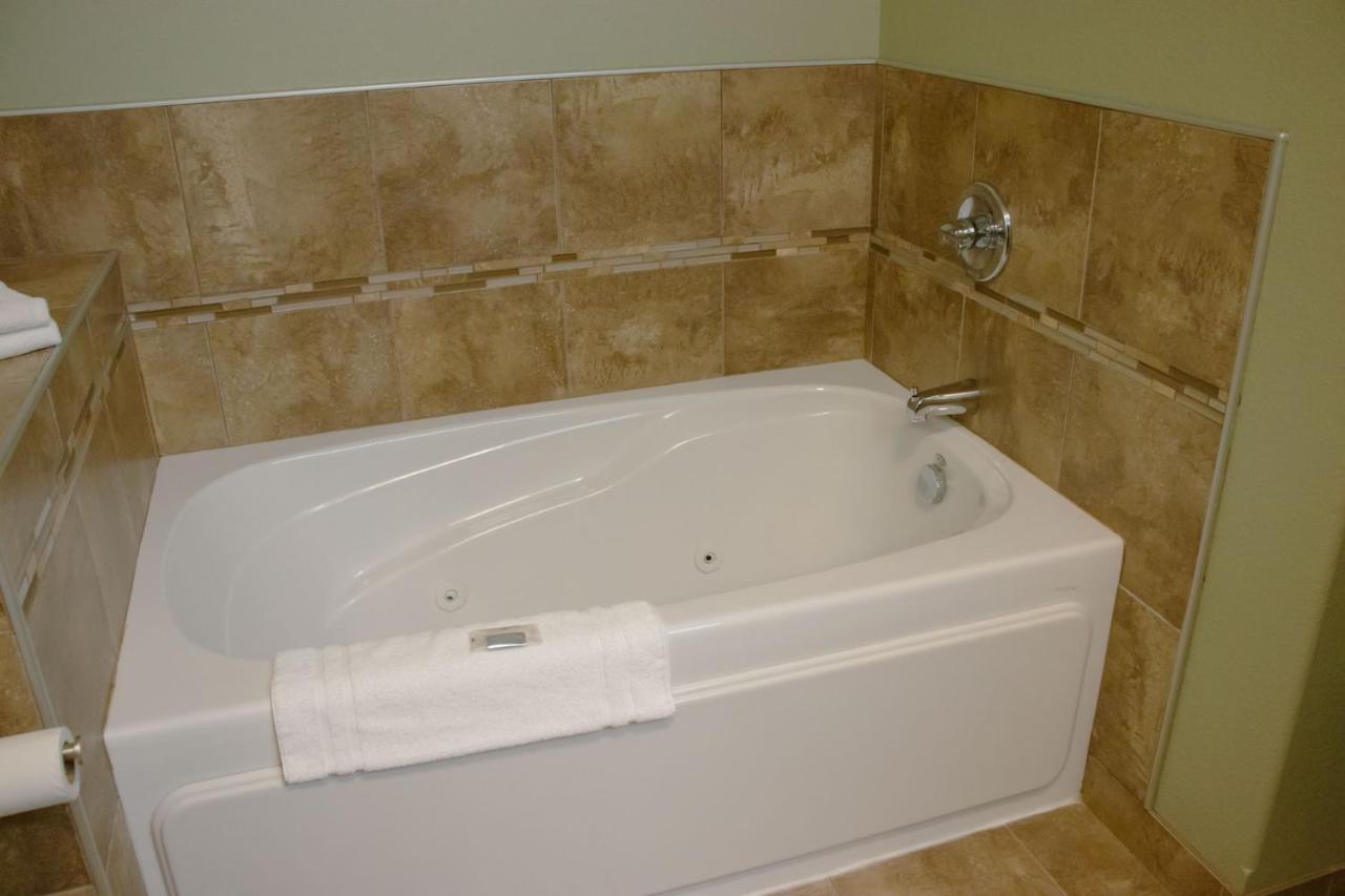 Grand Forks Lodge And Suites Екстер'єр фото